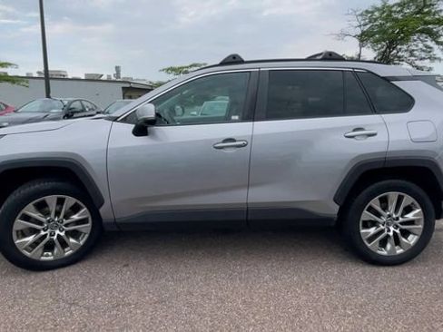 Used 2019 Toyota RAV4 XLE Premium w/ Cold Weather Package AWD/4WD image 5