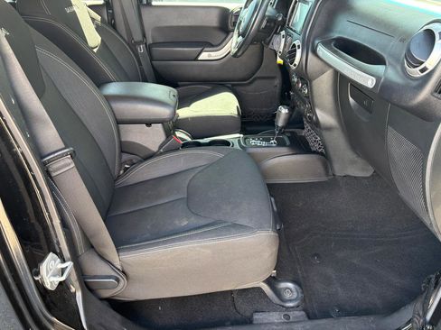 Used 2016 Jeep Wrangler Unlimited Sahara image 13
