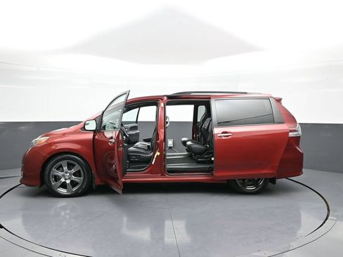 Used 2017 Toyota Sienna SE FWD image 45