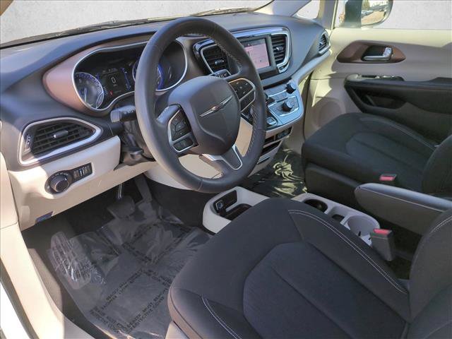 Used 2023 Chrysler Voyager LX FWD image 10