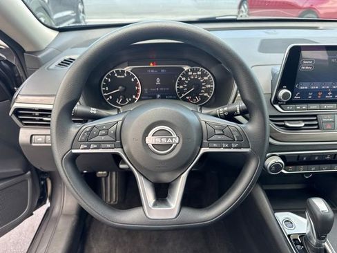 Used 2025 Nissan Altima 2.5 SV FWD image 12