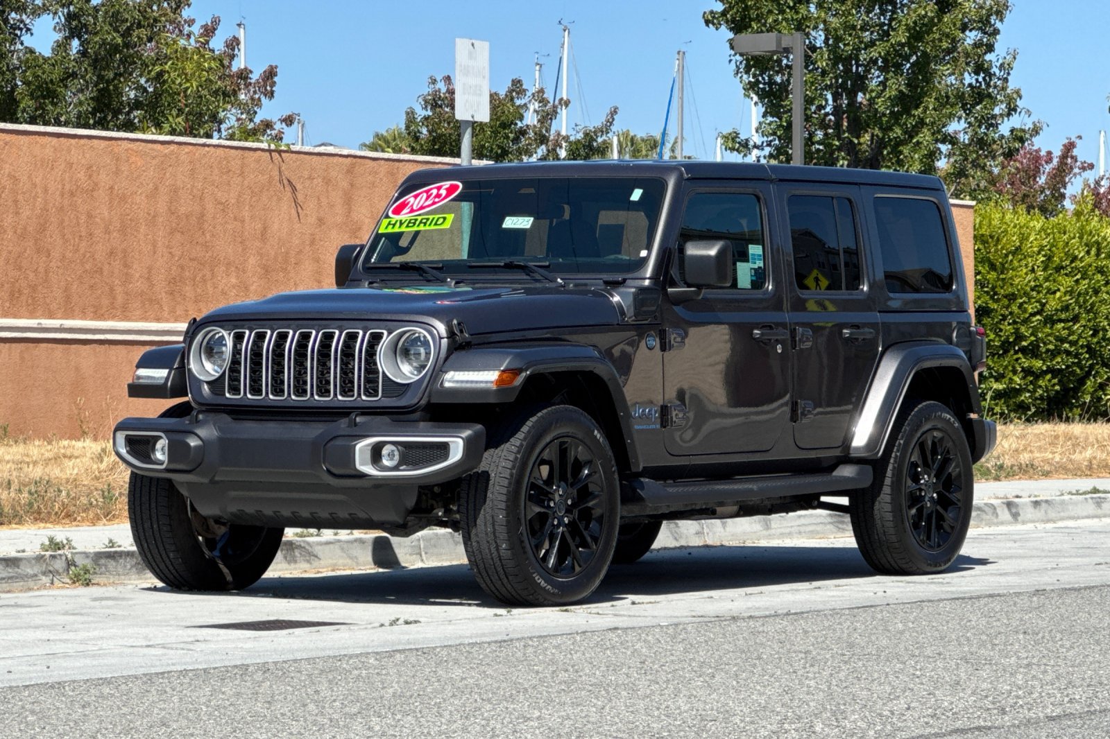 Used 2025 Jeep Wrangler Unlimited Sahara AWD/4WD image 8