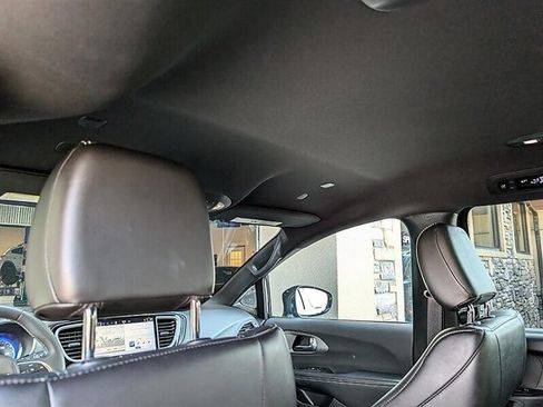 Used 2025 Chrysler Pacifica Select FWD image 27