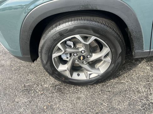 Used 2025 Chevrolet Trax LT w/ LT Convenience Package image 24