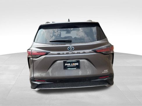 Used 2022 Toyota Sienna XSE w/ XSE Plus Package FWD image 8