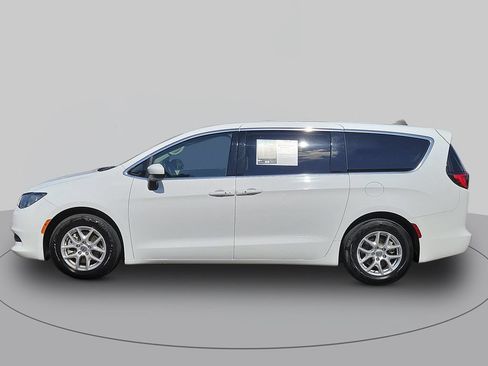 Used 2023 Chrysler Voyager LX FWD image 6