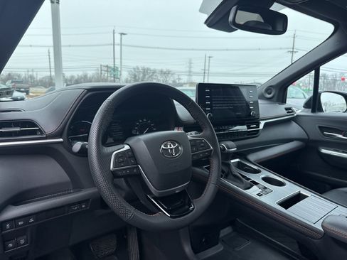 Used 2023 Toyota Sienna XSE w/ XSE Plus Package image 11