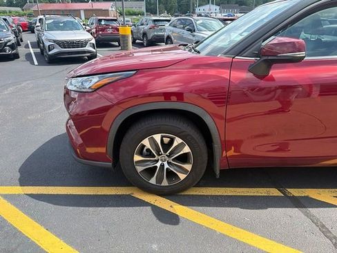 Used 2020 Toyota Highlander XLE AWD/4WD image 9