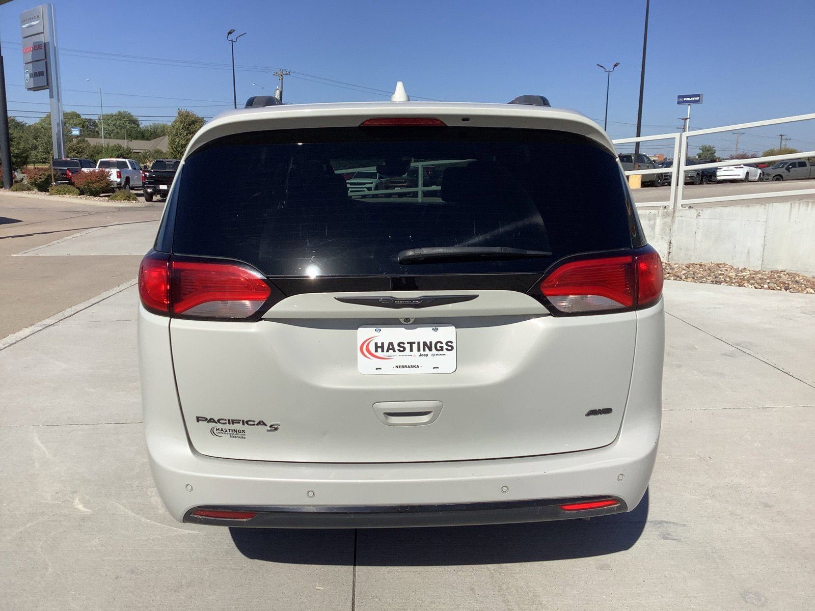 Used 2020 Chrysler Pacifica Touring-L w/ Advanced Safetytec Group AWD/4WD image 4