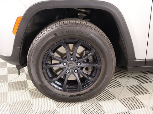 Used 2023 Jeep Grand Cherokee L Limited AWD/4WD image 19