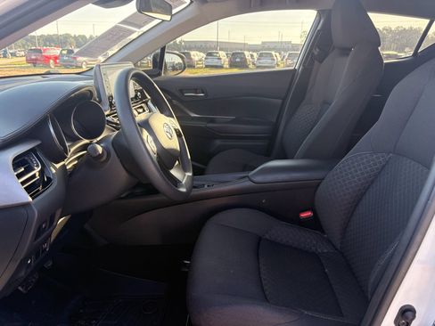 Used 2021 Toyota C-HR LE FWD image 10