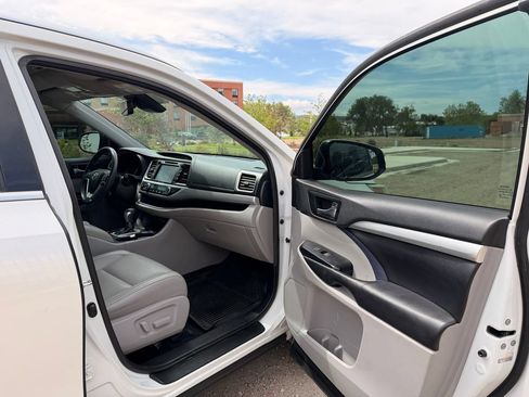 Used 2019 Toyota Highlander XLE AWD/4WD image 12