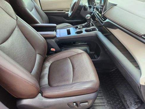 Used 2022 Toyota Sienna Platinum image 13