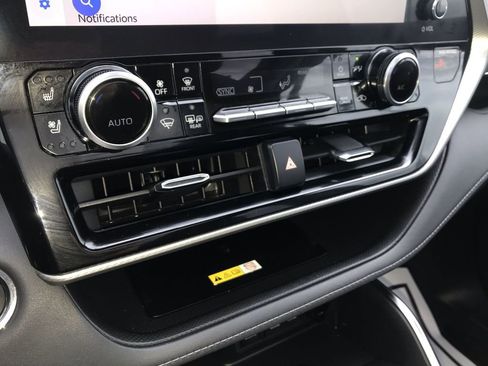 Used 2023 Toyota Highlander Platinum image 18