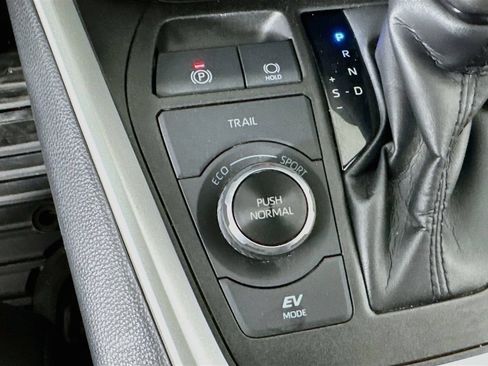 Used 2023 Toyota RAV4 LE AWD/4WD image 17