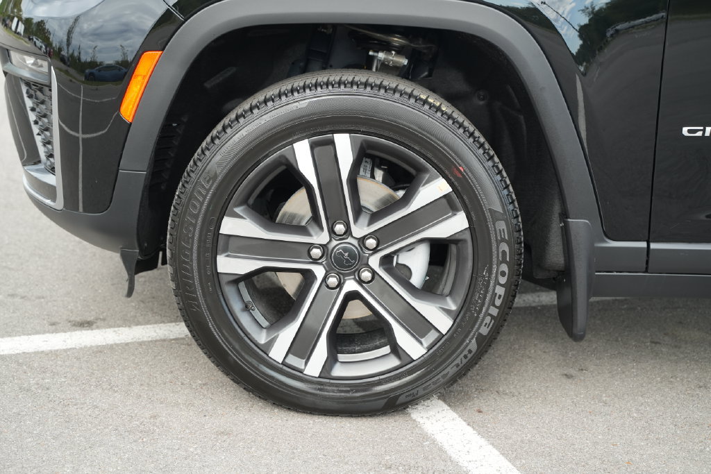 New 2027 Jeep Grand Cherokee Limited w/ MOPAR Finishing Package AWD/4WD image 9