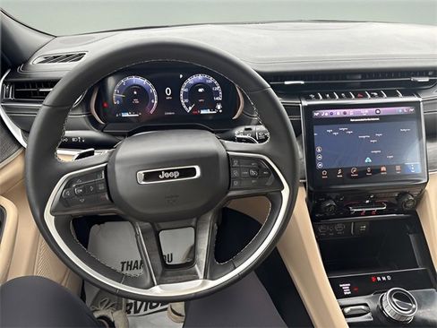 Used 2025 Jeep Grand Cherokee L Limited image 9