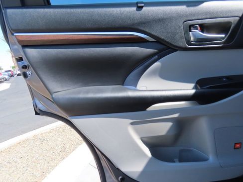 Used 2016 Toyota Highlander Limited image 25