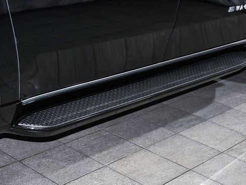 Used 2025 Jeep Wagoneer L Series II w/ 8-pass Seating Package image 89