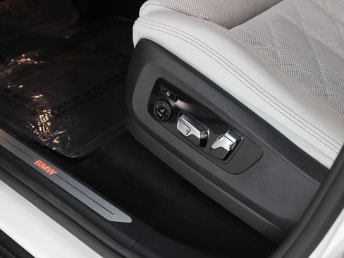 Used 2024 BMW X7 xDrive40i image 32