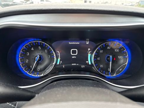 Used 2025 Chrysler Pacifica Limited FWD image 17