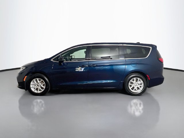 Used 2024 Chrysler Pacifica Touring FWD image 6