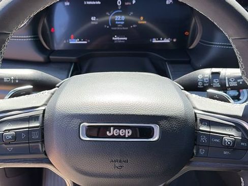 Used 2024 Jeep Grand Cherokee Limited w/ Black Appearance Package AWD/4WD image 13
