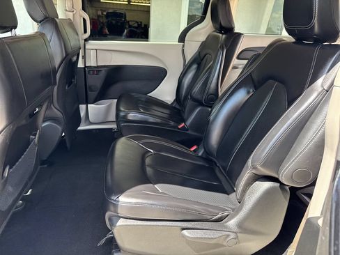 Used 2024 Chrysler Pacifica Limited FWD image 25