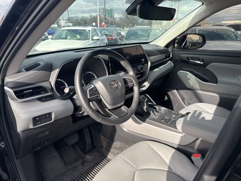 Used 2023 Toyota Highlander XLE image 15