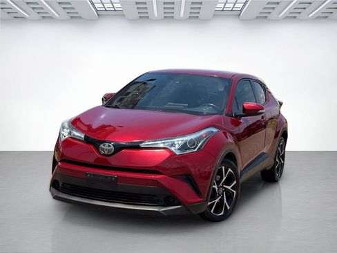 Used 2018 Toyota C-HR XLE FWD image 3