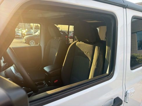 Used 2021 Jeep Wrangler Unlimited Sahara w/ Dual Top Group image 9