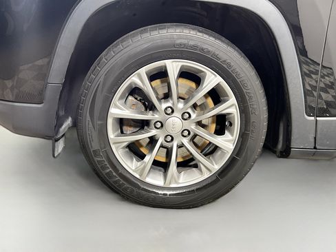 Used 2019 Jeep Cherokee Latitude Plus w/ Comfort/Convenience Group FWD image 14