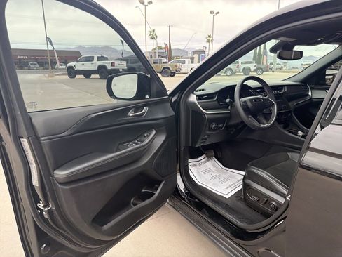 Used 2024 Jeep Grand Cherokee Altitude image 13