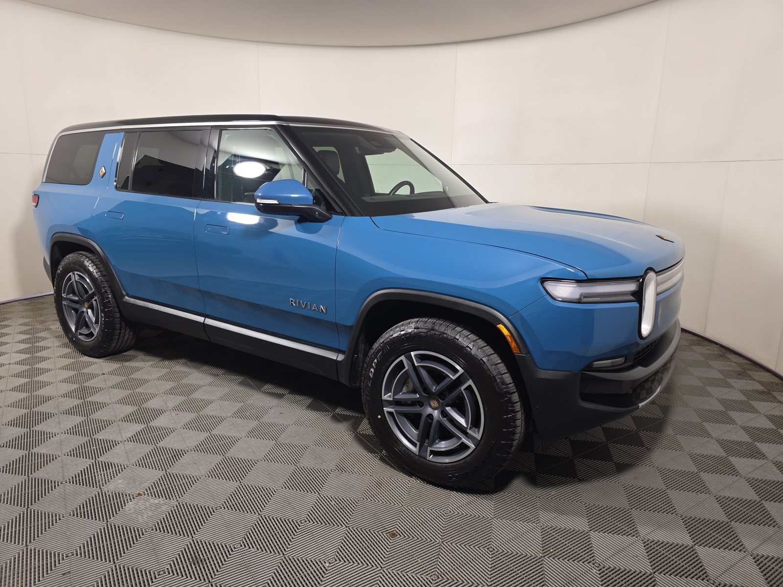 Used 2025 Rivian R1S Adventure Dual AWD/4WD image 7