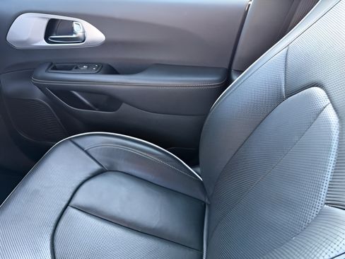Used 2025 Chrysler Pacifica Limited FWD image 28