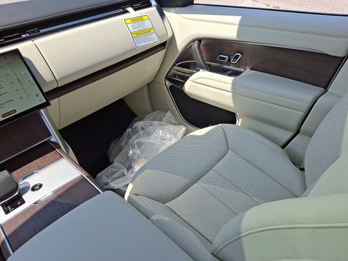 New 2025 Land Rover Range Rover Long Wheelbase SE image 13