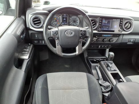 Used 2022 Toyota Tacoma TRD Off-Road AWD/4WD image 9