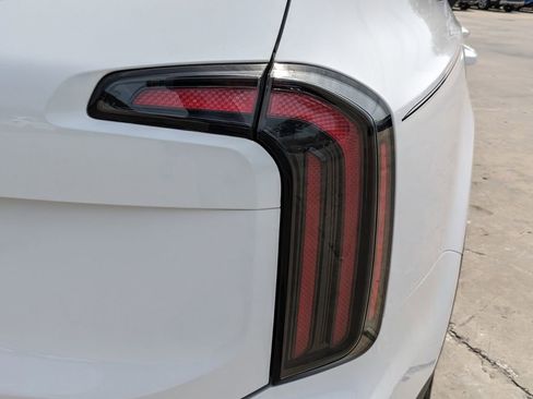 Certified 2024 Kia Telluride EX w/ EX Captain's Chair Package FWD image 11