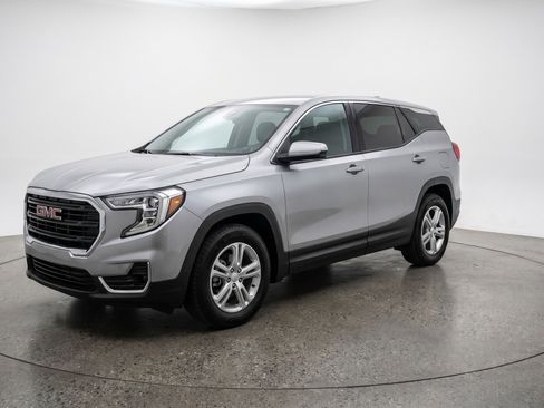 Used 2024 GMC Terrain SLE image 3
