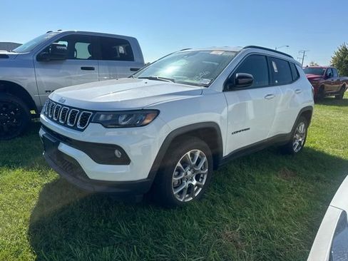Used 2024 Jeep Compass Latitude AWD/4WD image 2
