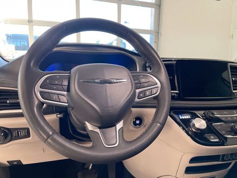 Used 2023 Chrysler Pacifica Touring-L FWD image 14