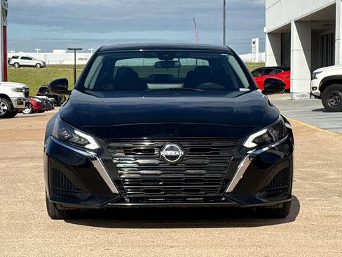 Used 2023 Nissan Altima 2.5 SV w/ SV Premium Package image 3