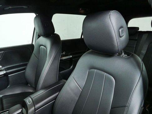 Used 2021 Mercedes-Benz GLB 250 4MATIC image 5