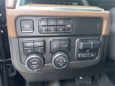 Used 2025 Chevrolet Suburban High Country AWD/4WD image 14