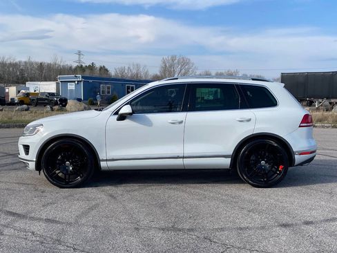Used 2016 Volkswagen Touareg VR6 image 2