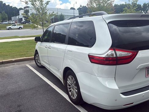 Used 2016 Toyota Sienna XLE w/ XLE Navigation Package FWD image 3