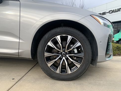 Used 2025 Volvo XC60 B5 Plus image 13