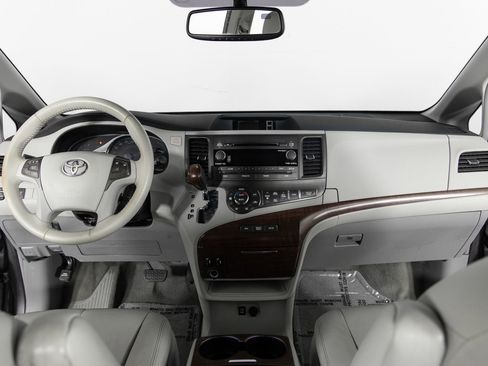 Used 2013 Toyota Sienna XLE image 30