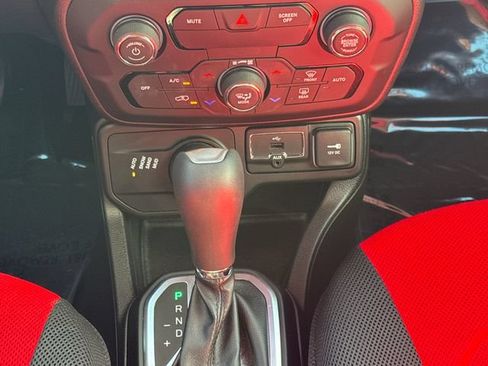 Used 2018 Jeep Renegade Latitude w/ Popular Equipment Group AWD/4WD image 23
