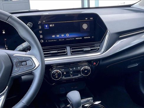 Used 2025 Chevrolet Trax ACTIV w/ Sunroof Package image 6